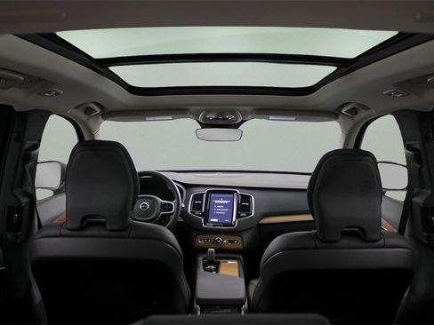 Certified 2025 Volvo XC90 B5 Plus image 10