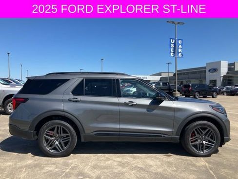 Used 2025 Ford Explorer ST-Line w/ ST-Line Street Pack image 8