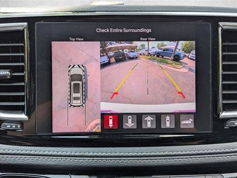 Used 2025 Chrysler Pacifica Premium FWD image 13