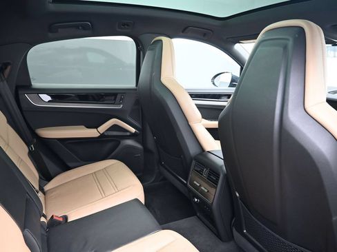 Used 2025 Porsche Cayenne Coupe AWD/4WD image 7
