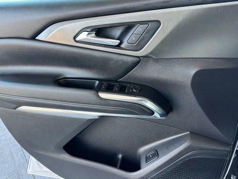 Used 2025 Chevrolet Traverse LT image 36