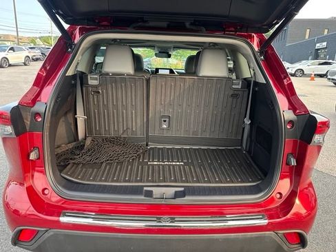 Used 2023 Toyota Highlander XLE AWD/4WD image 11