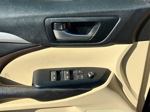 Used 2017 Toyota Highlander XLE image 19