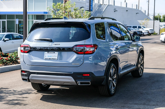 New 2025 Honda Pilot Touring image 5
