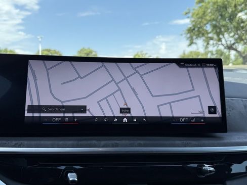 Used 2025 BMW X7 M60i w/ Climate Comfort Package image 28