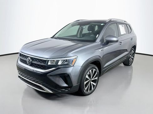 Used 2022 Volkswagen Taos SE w/ Panoramic Sunroof Package FWD image 3