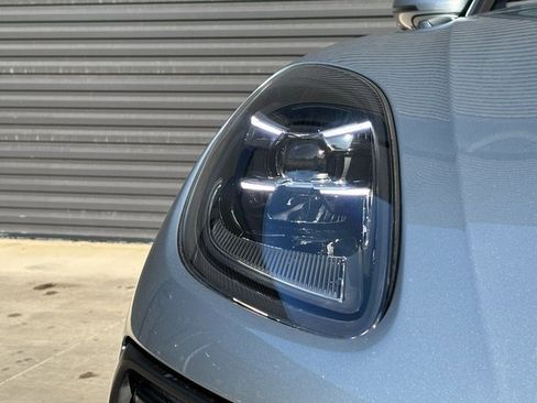 Certified 2025 Porsche Macan image 12