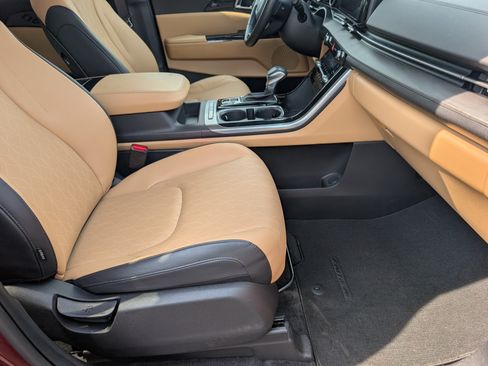 Used 2024 Kia Carnival EX FWD image 27
