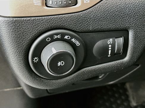Used 2018 Jeep Cherokee Latitude w/ Cold Weather Group FWD image 16