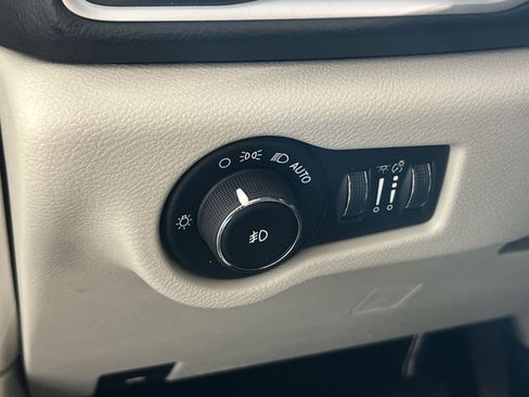Used 2019 Chrysler Pacifica Touring Plus w/ Tire & Wheel Group FWD image 33
