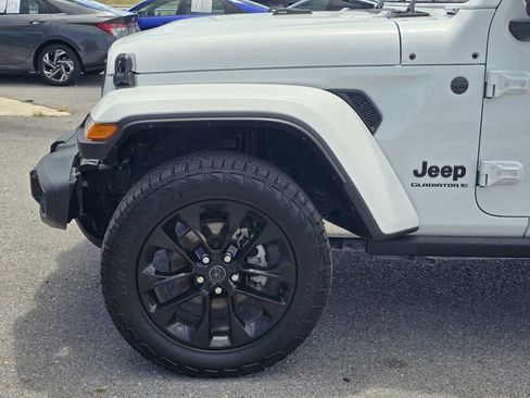 Used 2025 Jeep Gladiator Sport AWD/4WD image 9