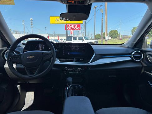 Used 2025 Chevrolet Trax LT FWD image 31