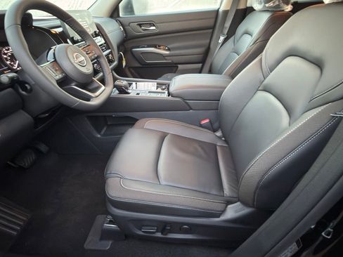 New 2025 Nissan Pathfinder SL image 12