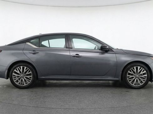 Used 2025 Nissan Altima 2.5 SV FWD image 11