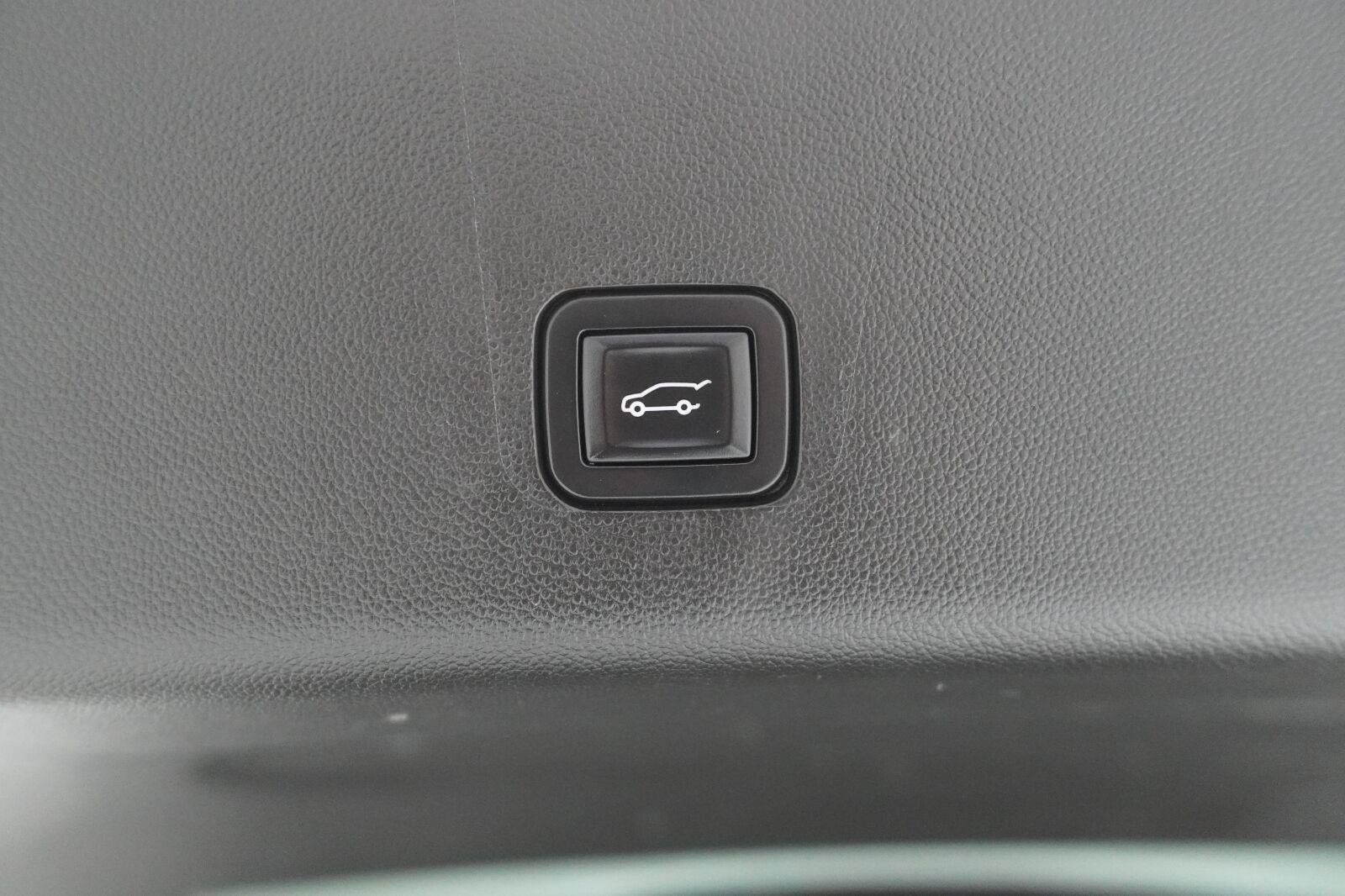 Used 2018 Chevrolet Traverse Premier w/ Driver Confidence II Package FWD image 36