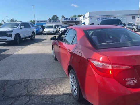 Used 2018 Toyota Corolla LE FWD image 3
