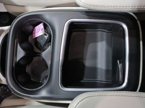 Used 2021 Chrysler Pacifica Touring-L FWD image 36