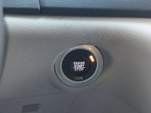 Used 2023 Chrysler Pacifica Touring-L FWD image 16
