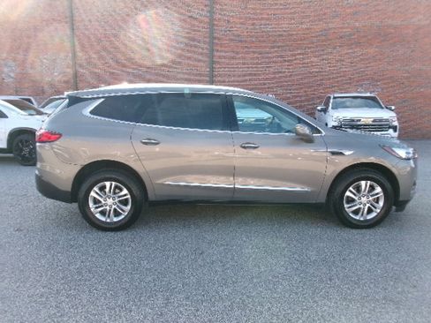 Used 2019 Buick Enclave Essence image 2