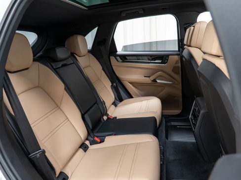 Certified 2024 Porsche Cayenne image 28