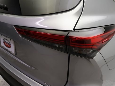 Used 2023 Toyota Highlander XLE FWD image 9