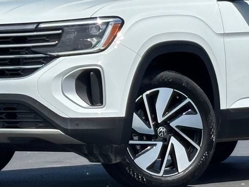 Used 2025 Volkswagen Atlas SE image 2