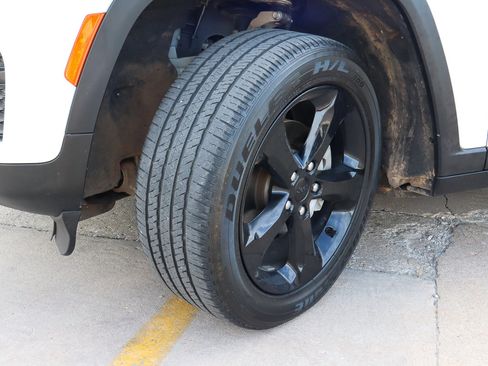 Used 2023 Jeep Grand Cherokee Altitude image 17