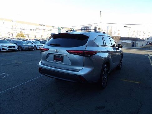 Used 2022 Toyota Highlander XLE image 6