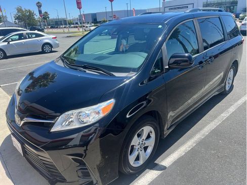 Certified 2018 Toyota Sienna LE FWD image 2