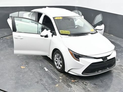 Used 2025 Toyota Corolla LE image 57