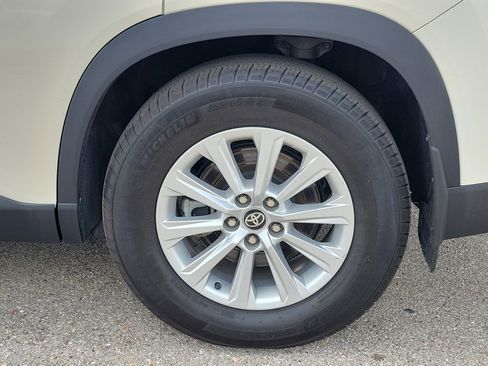 Used 2024 Toyota Grand Highlander XLE FWD image 9