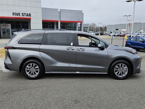 New 2026 Toyota Sienna XLE image 14