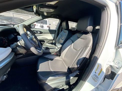 Used 2026 Jeep Compass Limited AWD/4WD image 23