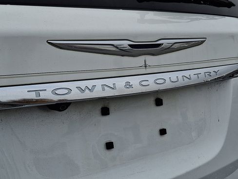 Used 2016 Chrysler Town & Country Touring-L image 31
