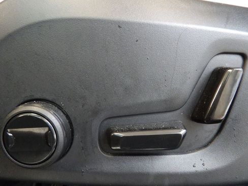 Certified 2025 Volvo XC90 T8 Plus image 17