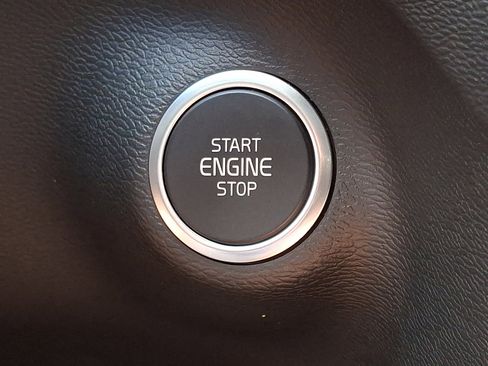 Certified 2025 Volvo XC40 B5 Core image 24