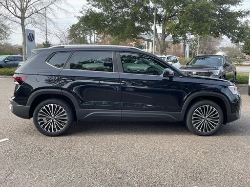 New 2026 Volkswagen Taos SE image 2