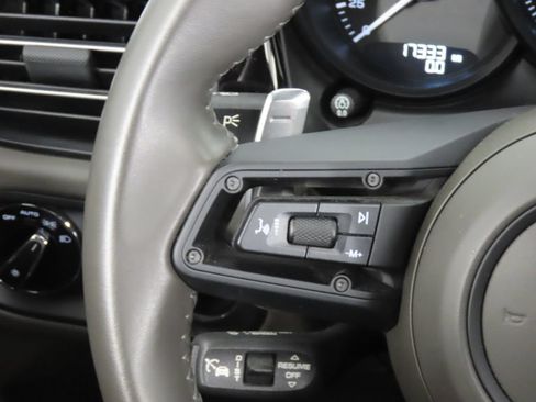 Certified 2024 Porsche Macan AWD/4WD image 20
