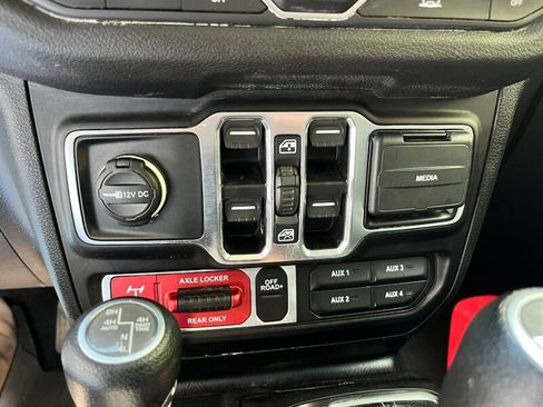 Used 2024 Jeep Wrangler Unlimited image 32