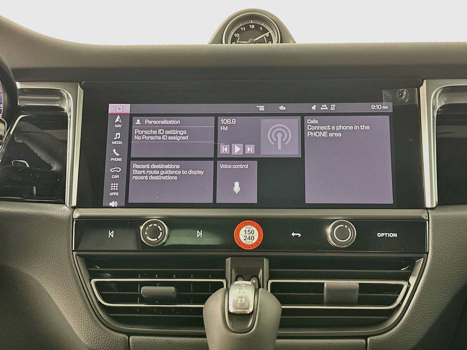 Certified 2025 Porsche Macan AWD/4WD image 17