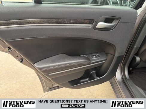 Used 2018 Chrysler 300 Limited RWD image 32