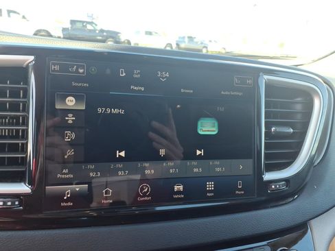 Used 2023 Chrysler Pacifica Touring-L image 14