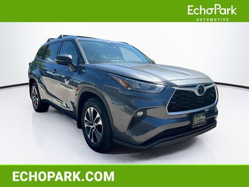 Used 2020 Toyota Highlander XLE AWD/4WD image 1