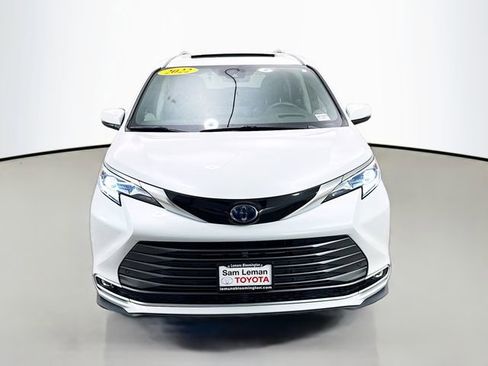 Used 2022 Toyota Sienna Platinum FWD image 2