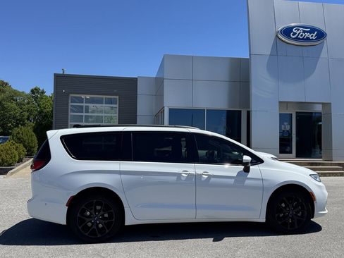Used 2023 Chrysler Pacifica Touring-L w/ S Appearance Package AWD/4WD image 4