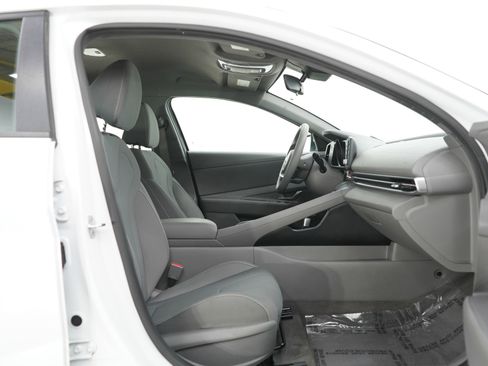 Used 2022 Hyundai Elantra SEL image 12