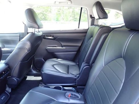 Used 2023 Toyota Highlander XLE AWD/4WD image 17