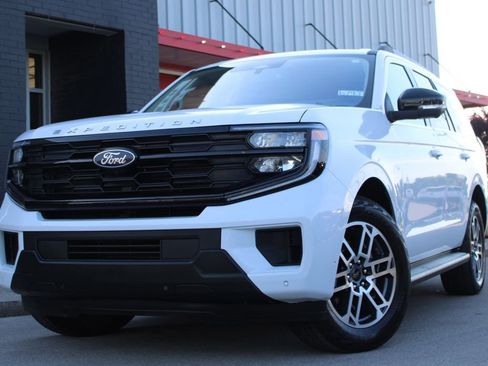 Used 2025 Ford Expedition Active AWD/4WD image 4
