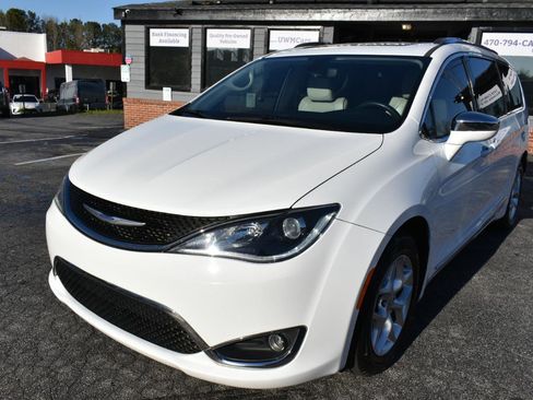 Used 2020 Chrysler Pacifica Limited image 2