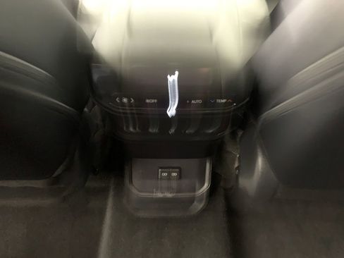 Used 2024 Toyota Highlander XLE AWD/4WD image 36